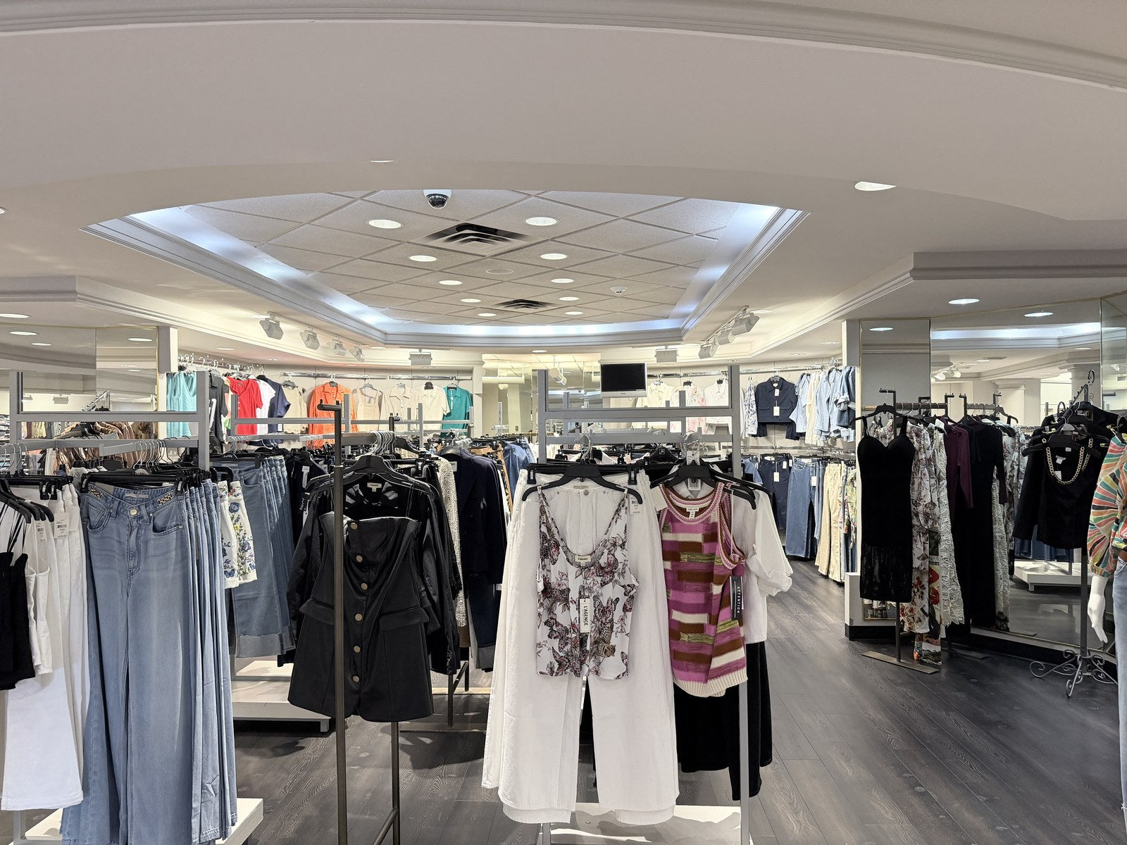 Clothing and accessories in the Tehen women’s department